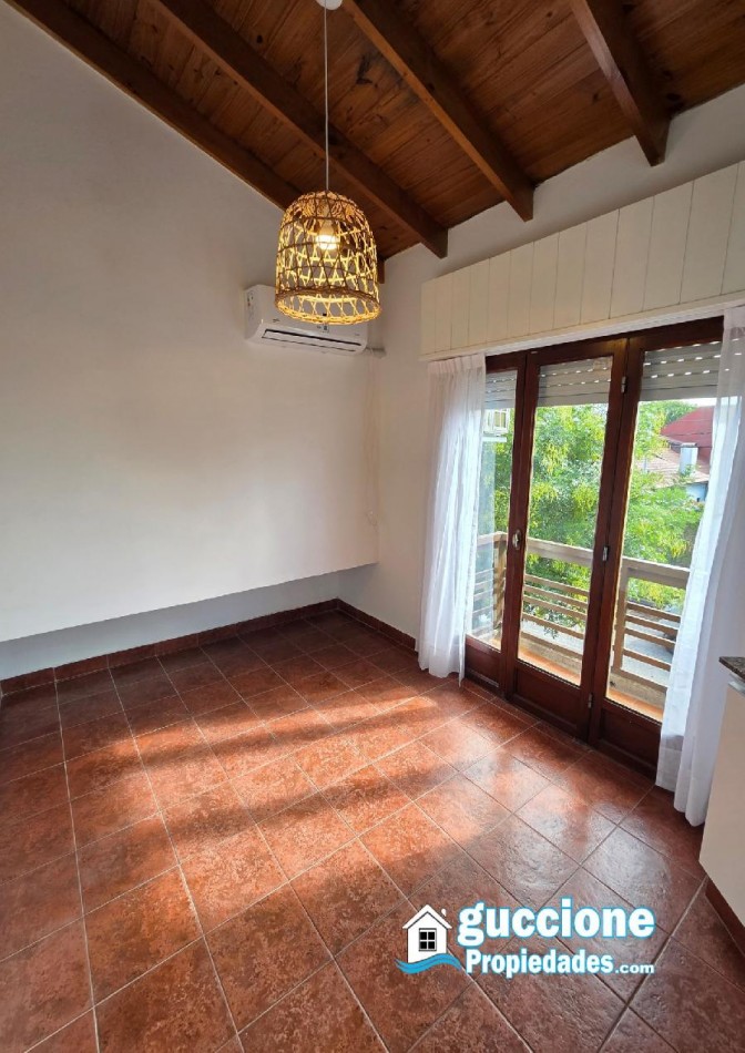 En alquiler departamento en planta alta, zona Friuli y Ortiz de Zarate