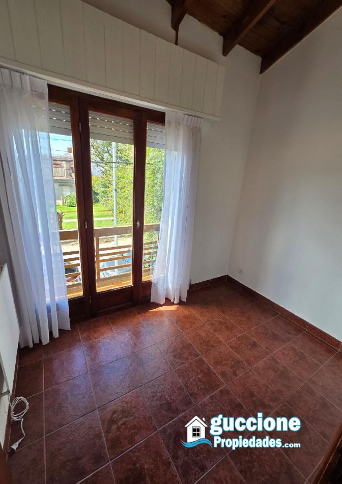 En alquiler departamento en planta alta, zona Friuli y Ortiz de Zarate