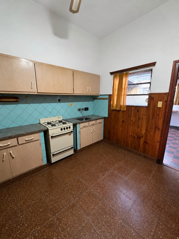CASA FRENTE CON GARAGE 3 AMBIENTES MAS DEPARTAMENTO 2 AMBIENTES